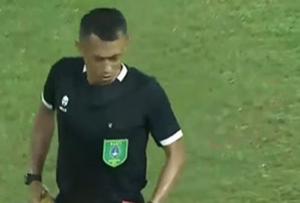 5 Keputusan Kontroversial Wasit Eko Agus Sugiharto di Laga Aceh vs Sulteng di Perempatfinal Sepakbola PON XXI Aceh-Sumut&nbsp;2024